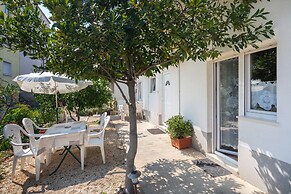 A 1 - apt Near Beach With Patio, Parking and Grill