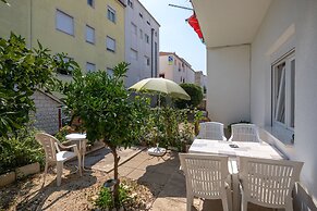 A2 apt Near Beach w Patio, Parking and Grill