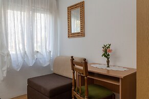 A2 apt Near Beach w Patio, Parking and Grill