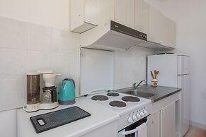 A2 apt Near Beach w Patio, Parking and Grill