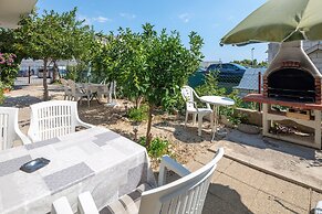 A2 apt Near Beach w Patio, Parking and Grill