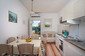 A2 apt Near Beach w Patio, Parking and Grill