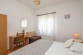 A2 apt Near Beach w Patio, Parking and Grill