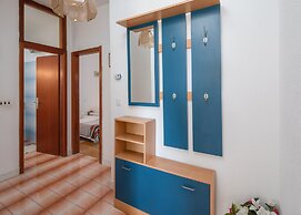 A2 apt Near Beach w Patio, Parking and Grill