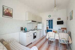 A2 apt Near Beach w Patio, Parking and Grill