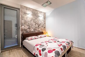 Modern apt Close to Znjan Beach, With big Terrace