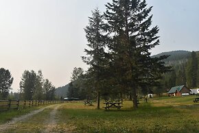 Helmcken Falls Lodge