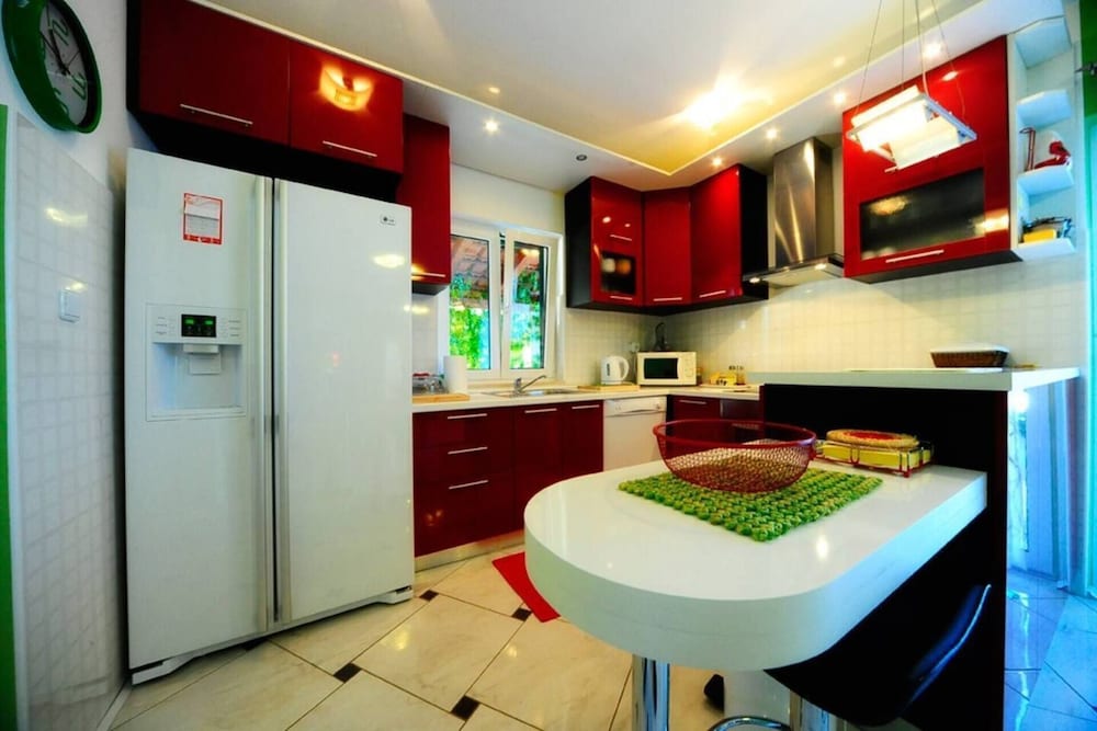4 Bed Villa Sleeps 9 - Pool, Pets, Garden, Parking