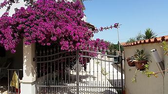4 Bed Villa Sleeps 9 - Pool, Pets, Garden, Parking