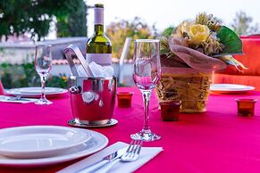 4 Bed Villa Sleeps 9 - Pool, Pets, Garden, Parking
