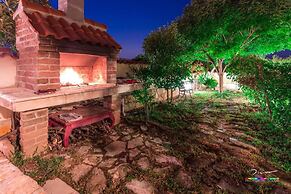 4 Bed Villa Sleeps 9 - Pool, Pets, Garden, Parking