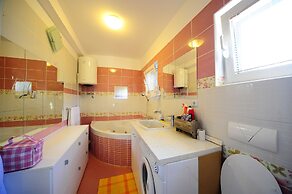 4 Bed Villa Sleeps 9 - Pool, Pets, Garden, Parking
