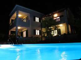 4 Bed Villa Sleeps 9 - Pool, Pets, Garden, Parking