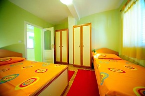4 Bed Villa Sleeps 9 - Pool, Pets, Garden, Parking