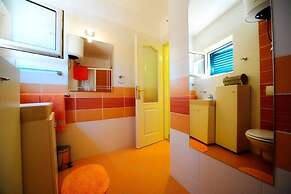 4 Bed Villa Sleeps 9 - Pool, Pets, Garden, Parking