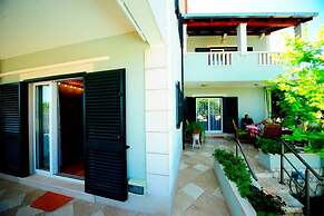 4 Bed Villa Sleeps 9 - Pool, Pets, Garden, Parking