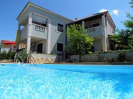 4 Bed Villa Sleeps 9 - Pool, Pets, Garden, Parking