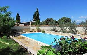 4 Bed Villa Sleeps 9 - Pool, Pets, Garden, Parking