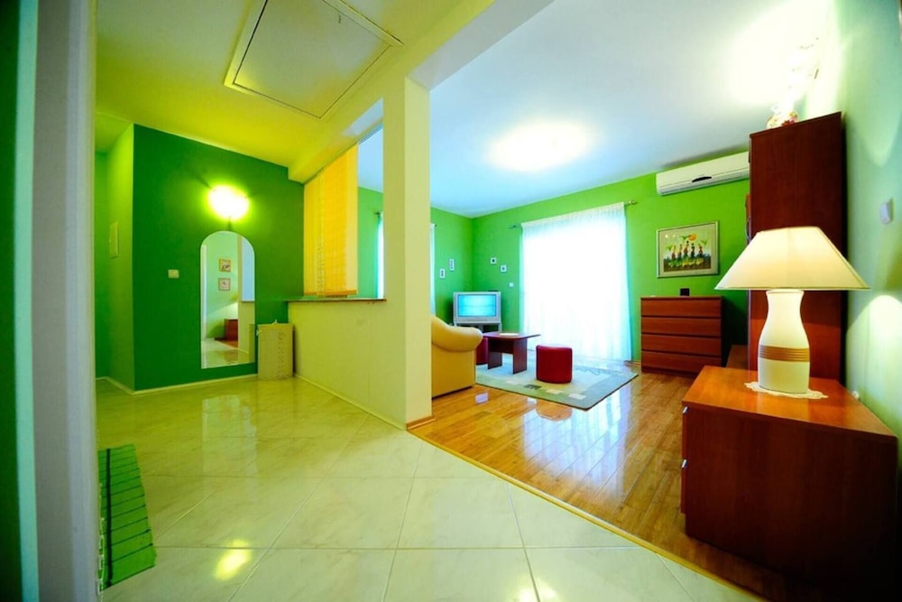 4 Bed Villa Sleeps 9 - Pool, Pets, Garden, Parking