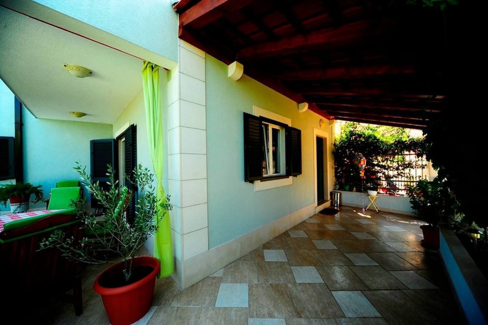 4 Bed Villa Sleeps 9 - Pool, Pets, Garden, Parking