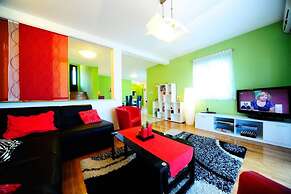 4 Bed Villa Sleeps 9 - Pool, Pets, Garden, Parking