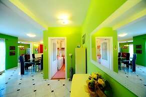 4 Bed Villa Sleeps 9 - Pool, Pets, Garden, Parking