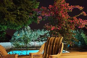 4 Bed Villa Sleeps 9 - Pool, Pets, Garden, Parking