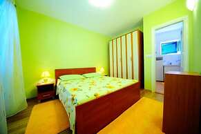 4 Bed Villa Sleeps 9 - Pool, Pets, Garden, Parking