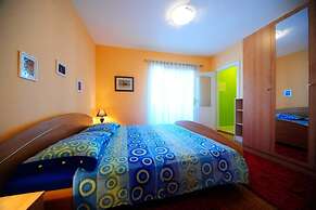 4 Bed Villa Sleeps 9 - Pool, Pets, Garden, Parking