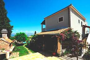 4 Bed Villa Sleeps 9 - Pool, Pets, Garden, Parking