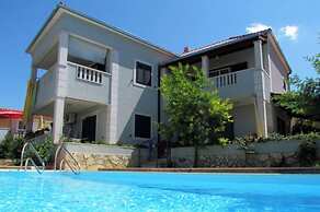 4 Bed Villa Sleeps 9 - Pool, Pets, Garden, Parking