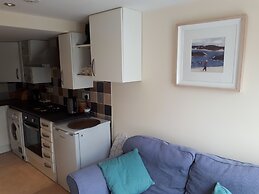 1 Bed Flat - Sleeps 2 - Pets - Garden - Parking