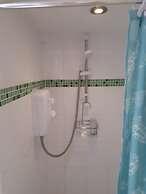 1 Bed Flat - Sleeps 2 - Pets - Garden - Parking