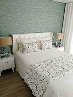 2 Bed Flat - Sleeps 6 - Pool - Parking - Wifi