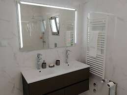 2 Bed Flat - Sleeps 6 - Pool - Parking - Wifi