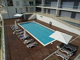 2 Bed Flat - Sleeps 6 - Pool - Parking - Wifi