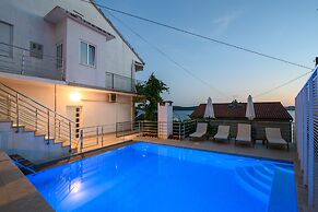 A3 90m2 apt W.shared Pool & Balcony,next to Beach