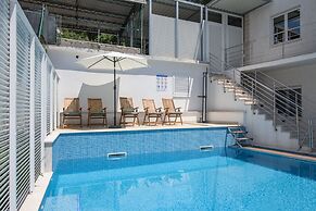 A1-apt w. Shared Pool & Balcony,next to the Beach