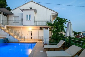 A1-apt w. Shared Pool & Balcony,next to the Beach