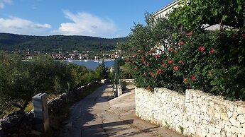2 - Modern Apartment With Garden, 80m From Beach