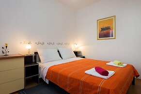 2 - Modern Apartment With Garden, 80m From Beach