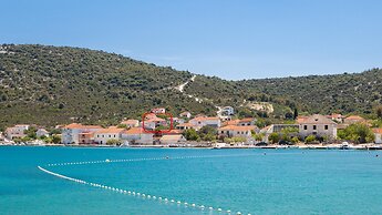 2 - Modern Apartment With Garden, 80m From Beach