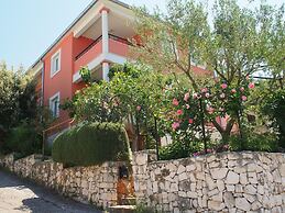 2 - Modern Apartment With Garden, 80m From Beach