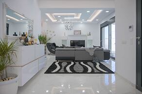 6 Bed Villa - Sleeps 15 - Pets - Pool - Jacuzzi