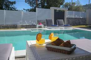 6 Bed Villa - Sleeps 15 - Pets - Pool - Jacuzzi