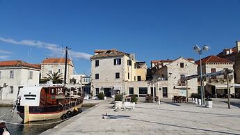 A2 - Cozy Apartment, Best Location in Supetar