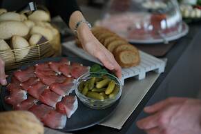 HOTEL APLO - BREAKFAST EXPERIENCE