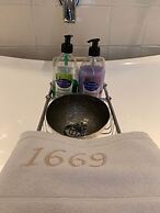 1669 Bed & Breakfast