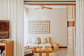 El Mangroove Papagayo, Autograph Collection