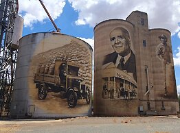 Addison Motor Inn